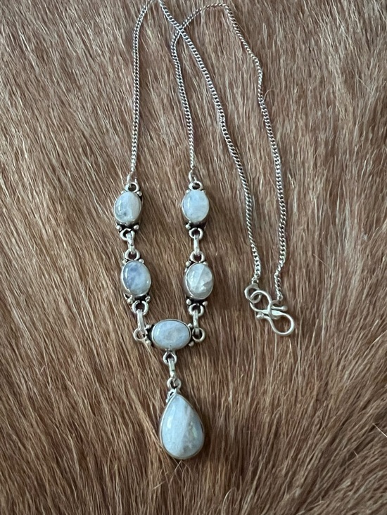 Jewelry - Sterling Silver Moonstone drop necklace